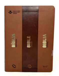 Portada de la Biblia Trilingüe Portugués – Inglés – Español con encuadernación de imitación piel marrón