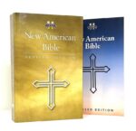 Portada de la New American Bible Revised Edition (NABRE), una traducción católica moderna y precisa.