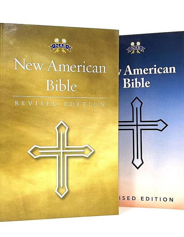 Portada de la New American Bible Revised Edition (NABRE), una traducción católica moderna y precisa.