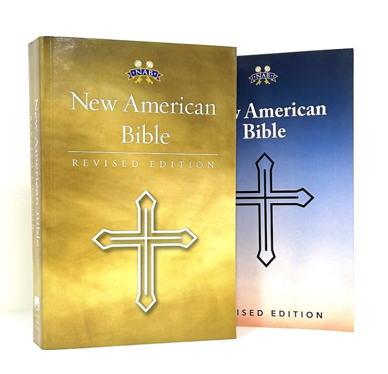 Portada de la New American Bible Revised Edition (NABRE), una traducción católica moderna y precisa.