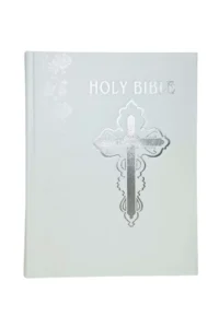 Portada de la Catholic Wedding Bible en piel blanca con bordes plateados.​