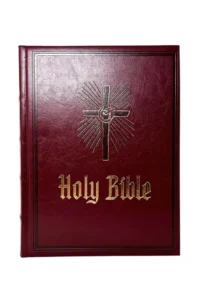 New Catholic Bible Family Edition con cubierta burdeos y detalles dorados​